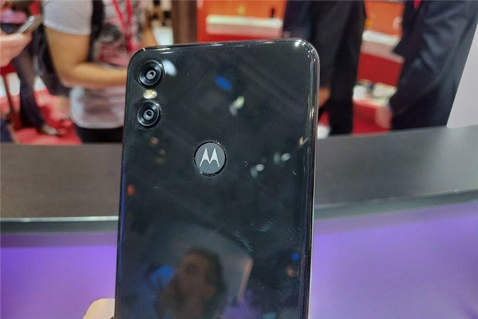 Cận cảnh smartphone chạy Android One, camera kép, giá gần 7 triệu