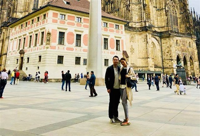 Lan Khuê và chồng chưa cưới tình tứ ở trời Âu