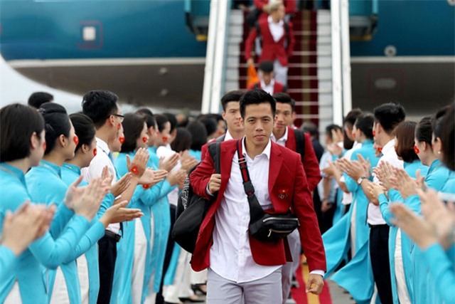 Báo Hàn ấn tượng với hình ảnh thầy trò HLV Park Hang Seo được đón tiếp ngày trở về Việt Nam