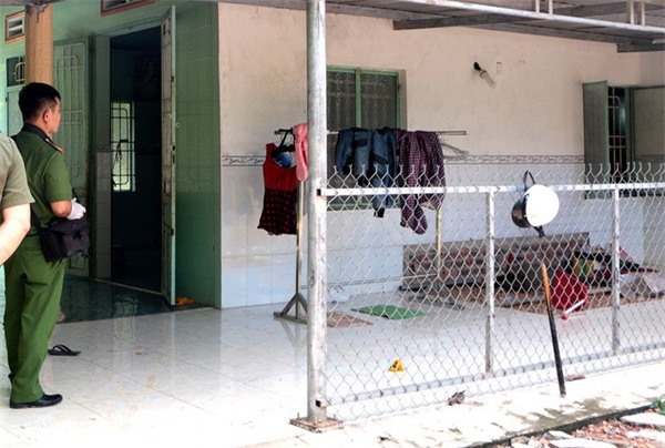 Thấy bé trai khóc bất thường, phát hiện 2 vợ chồng tử vong