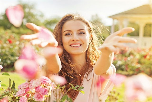 Phụ nữ hạnh phúc trong hôn nhân thường có 3 đặc điểm này trên gương mặt