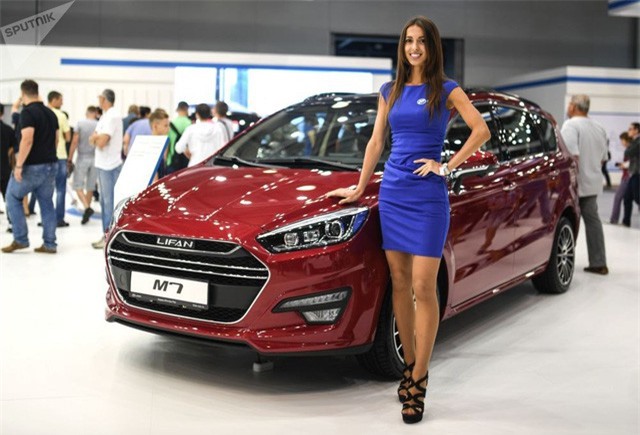 Dàn người mẫu gợi cảm tại triển lãm ô tô lớn nhất nước Nga