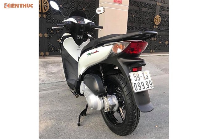 Soi Honda SH cũ biển "tứ quý" giá 400 triệu tại Sài Gòn