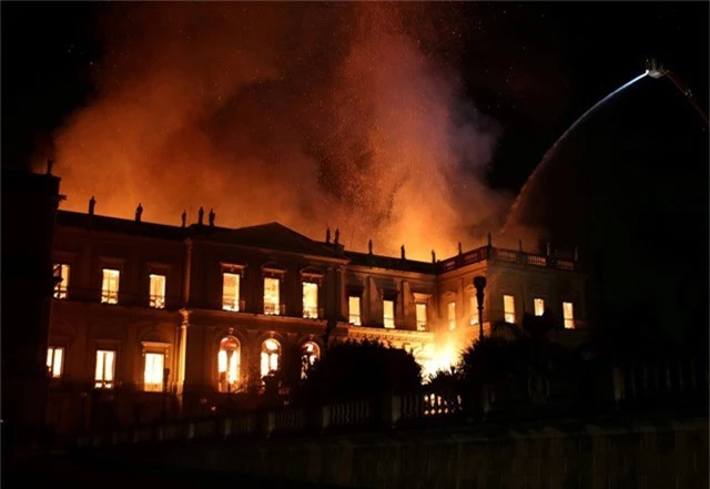 
Lực lượng cứu hỏa nỗ lực phun nước để dập tắt đám cháy tại Bảo tàng Quốc gia Brazil tối ngày 2/9.
