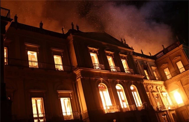 
Tổng thống Brazil Michel Temer gọi hôm qua là một ngày buồn đối với tất cả người Brazil, còn giám đốc bảo tàng gọi đây là thảm họa văn hóa.
