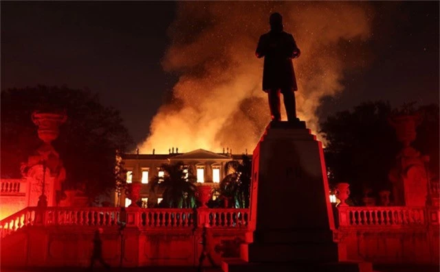 
Bảo tàng Quốc gia Brazil nằm trong cung điện Sao Cristovao tại Rio de Janeiro, nơi từng là dinh thự của gia đình hoàng gia Bồ Đào Nha.
