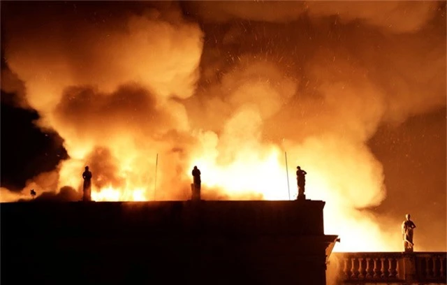 
Khói lửa bốc ngùn ngụt lên bầu trời trong vụ hỏa hoạn.
