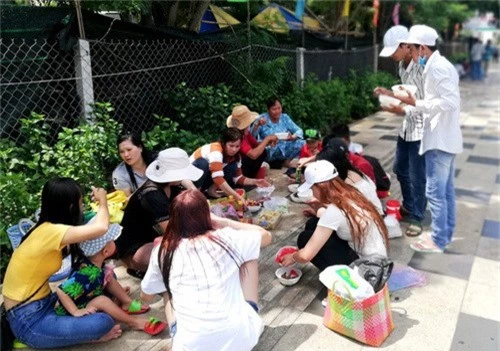 Người dân đi chơi lễ ăn trưa trên vỉa hè đường Thùy Vân. Ảnh: Nguyễn Khoa
