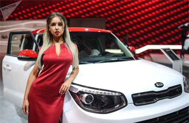 Các cô gái sẽ giải thích cho những người tham quan về thương hiệu và mẫu xe mà họ đại diện. Trong ảnh: Người mẫu tạo dáng bên cạnh xe KIA.