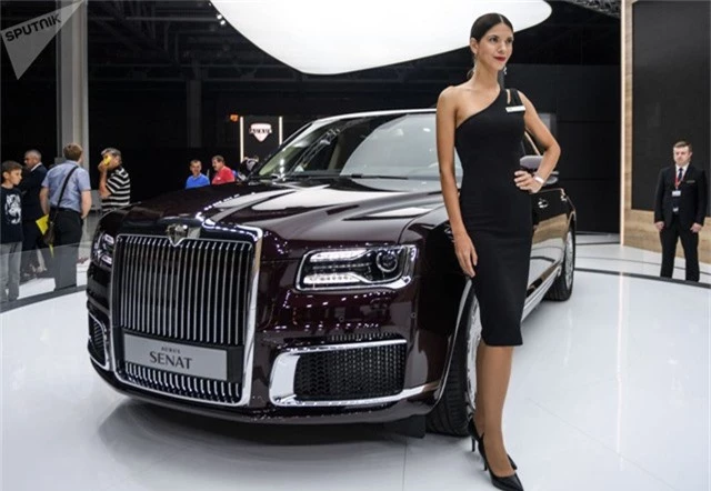 
Người mẫu tạo dáng bên Aurus Senat phiên bản dân sự của mẫu limousine phục vụ Tổng thống Nga Vladimir Putin. Mẫu xe này có vẻ ngoài khá giống xe Rolls-Royce.

