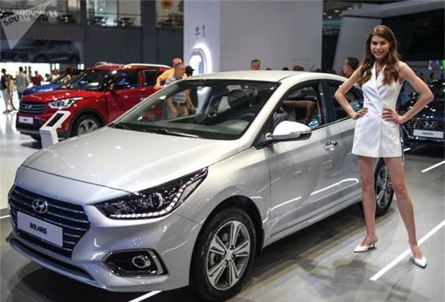 
Người mẫu bên chiếc Hyundai Solaris màu bạc.
