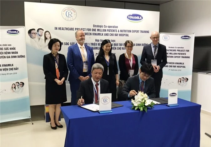 Đại diện lãnh đạo Bệnh viện Chợ Rẫy và Vinamilk ký kết hợp tác chiến lược giai đoạn 2019-2021. 