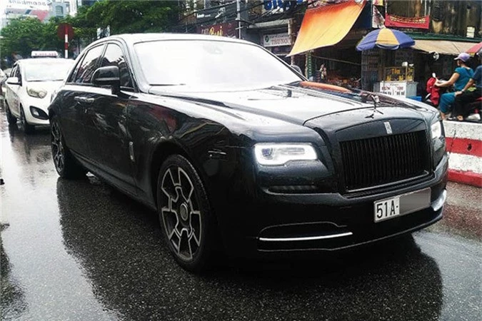 MC Ngoc Trinh so huu Rolls-Royce Ghost tien ty do Black Badge-Hinh-2