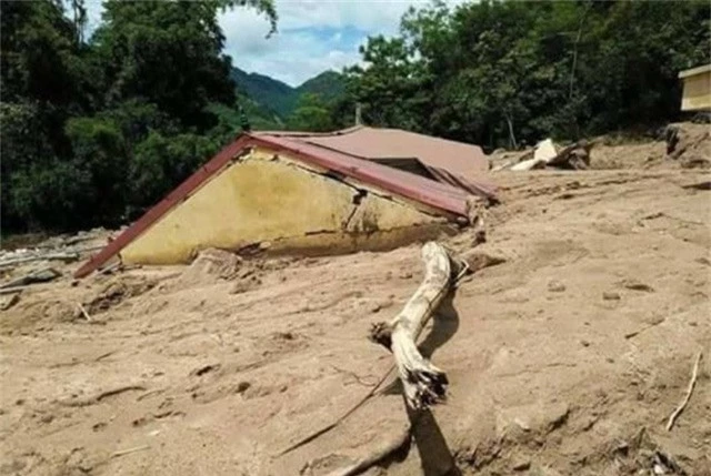 Trường học bị bùn đất nhấn chìm