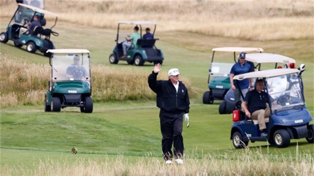 Tổng thống Trump trên sân golf (Ảnh: Reuters)