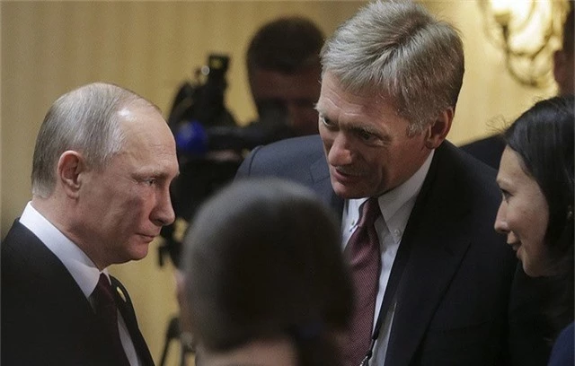 Ông Dmitry Peskov (bên phải) và Tổng thống Nga Vladimir Putin (Ảnh: Tass)
