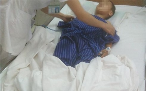 Bố say rượu chém con trai 7 tuổi bị thương