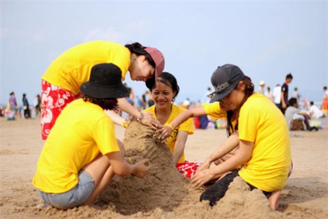 Biển Vũng Tàu đông nghịt người ngày 2/9, hàng chục trẻ em lạc cha mẹ