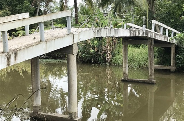 Dắt con trai và cháu nội phá cầu lúc nửa đêm