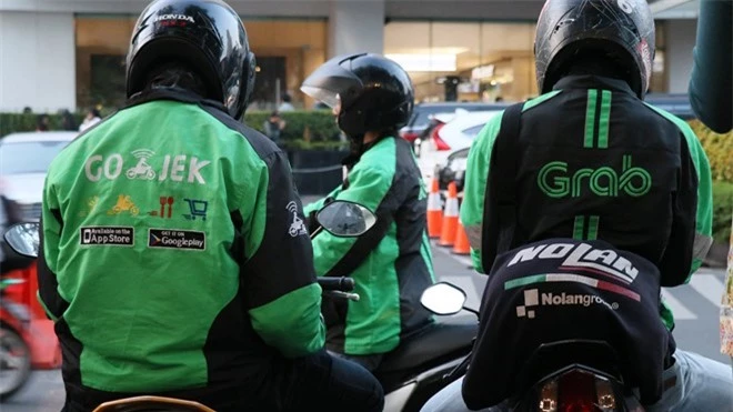 Grab và Go-Jek hiện vẫn cạnh tranh khốc liệt tại thị trường Indonesia. Ảnh: Nikkei.