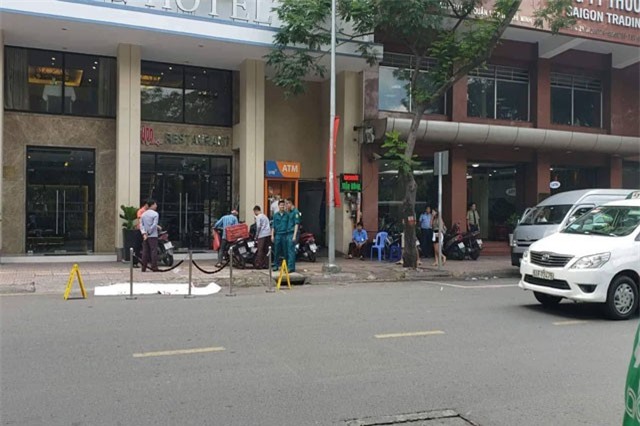 Người nước ngoài tử vong trước khách sạn trung tâm Sài Gòn