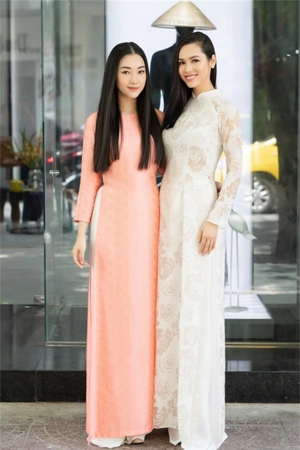 Á hậu Việt Nam 2010 - Hoàng My (phải) đến ủng hộ Hoa khôi Du lịch Huế - Ngọc Trântại showroom áo dài của cô tại Sài Gòn