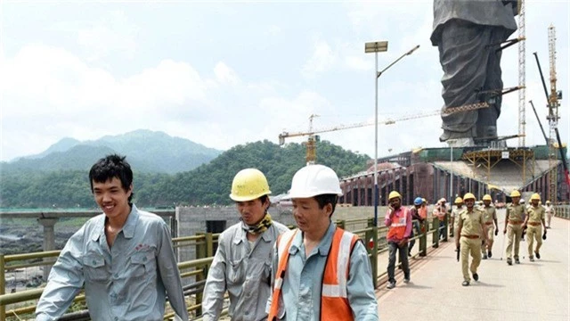 
Hơn 2.500 công nhân, trong đó có cả công nhân Trung Quốc, tham gia dự án xây dựng tượng đài. (Ảnh: AFP)
