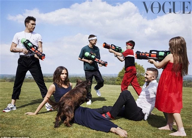  David và Victoria Beckham kỷ niệm 19 năm ngày cưới bằng chùm ảnh trên tạp chí Vogue bên 4 đứa con của mình 