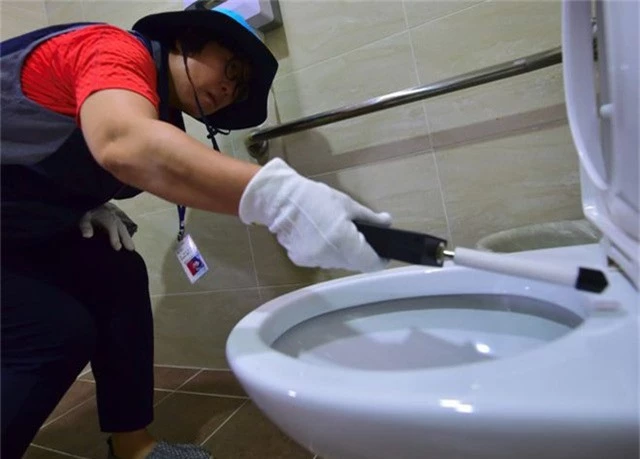 Một nhân viên dùng thiết bị dò camera để tìm những thiết bị quay lén trong nhà vệ sinh công cộng tại Hàn Quốc (Ảnh: AFP)