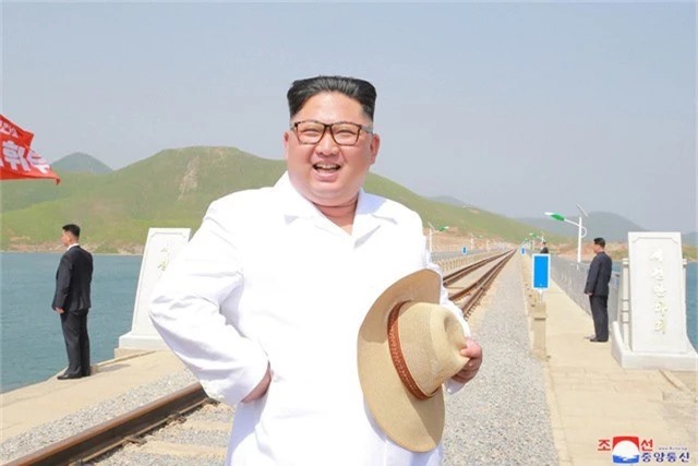 Ông Kim Jong-un tới thăm một dự án đường sắt đã hoàn thiện hồi tháng 5 (Ảnh: KCNA)