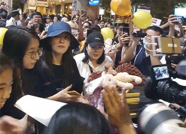 Thành viên T-ara khiến sân bay Tân Sơn Nhất "náo loạn" lúc nửa đêm