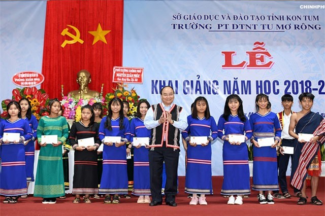 Thủ tướng chung vui ngày hội đến trường với học sinh các dân tộc Tây Nguyên