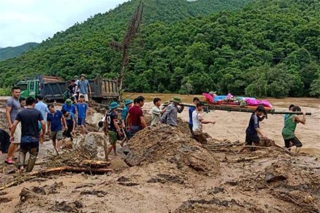 Phát hiện hai thi thể phân hủy trôi trên sông sau lũ lớn ở Thanh Hóa