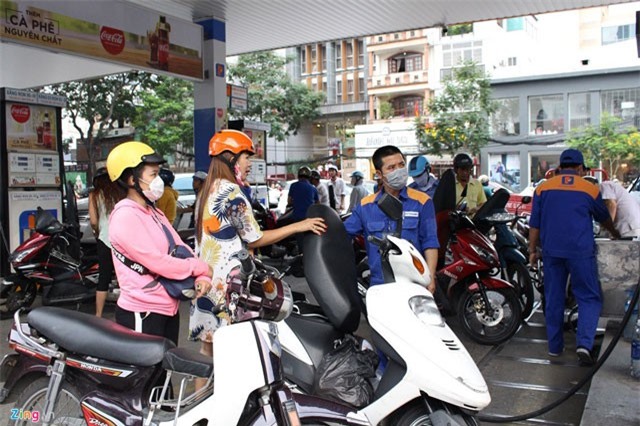 BẢN TIN TÀI CHÍNH-KINH DOANH: Chi 7,2 tỷ/ngày để bình ổn giá xăng dầu, ôtô SUV 7 chỗ giảm 500 triệu đồng