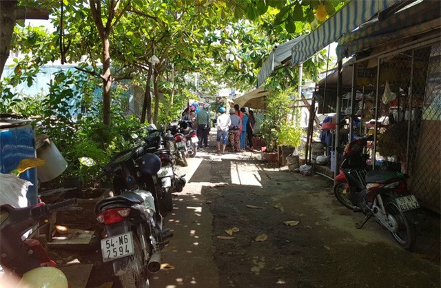 Chồng giết vợ rồi bắt con gái 8 tháng tuổi làm con tin, cố thủ trong nhà