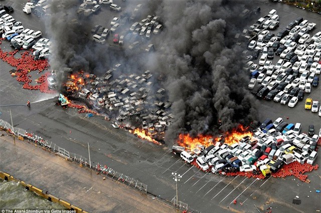 Hơn 100 xe hơi bốc cháy ngùn ngụt do siêu bão ở Nhật Bản