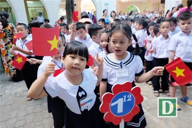 
Học sinh nô nức tới trường dự Lễ khai giảng năm học mới 2018 - 2019
