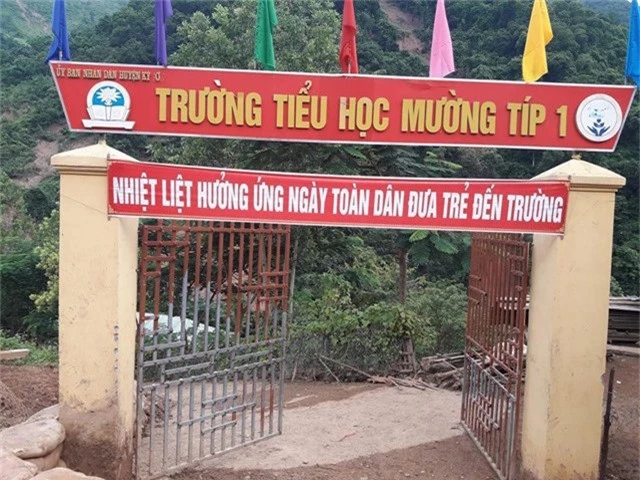 
Công tác khắc phục hậu quả mưa lũ đã cơ bản hoàn tất, Trường Tiểu học Mường Típ 1 sẵn sàng cho lễ khai giảng năm học mới dù đến thời điểm này giao thông chia cắt khiến khoảng 20 học sinh vẫn chưa đến trường
