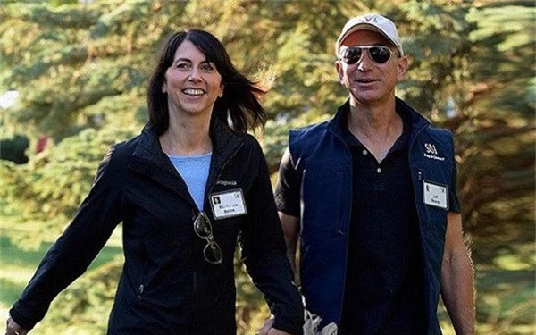 Giàu nhất thế giới, Jeff Bezos vẫn rửa bát sau mỗi bữa tối - Ảnh 1.