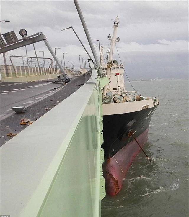 
Một tàu dầu đâm vào cây cầu do gió thổi quá mạnh. (Ảnh: EPA)
