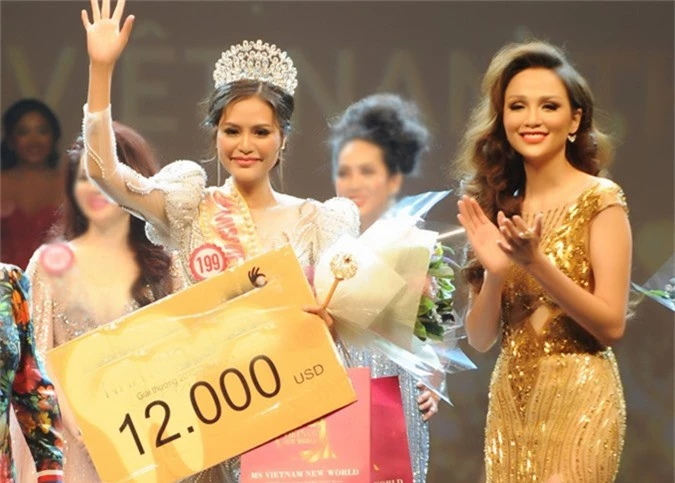 Phần thưởng cho tân Hoa hậulà 12.000 USD và nhiều quà tặng, hiện vật khác.