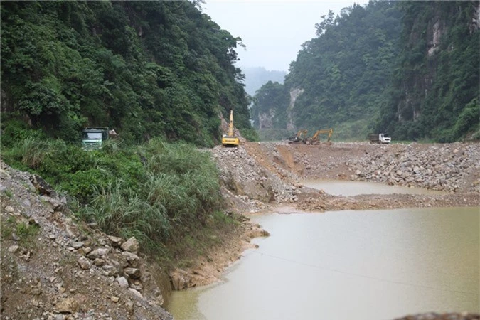 Lạ kỳ Thái Nguyên: Làm đường, xây chùa chồng lên đất rừng