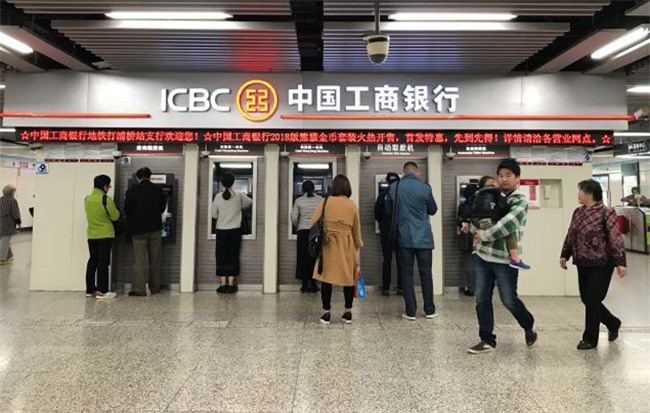 Vì sao các ngân hàng Trung Quốc lãi nhiều hơn nhưng nhà đầu tư vẫn không mua cổ phiếu của họ?