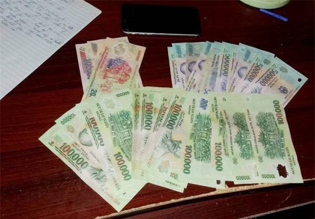 Đưa con đi học tiện tay “chôm” ví của cô giáo