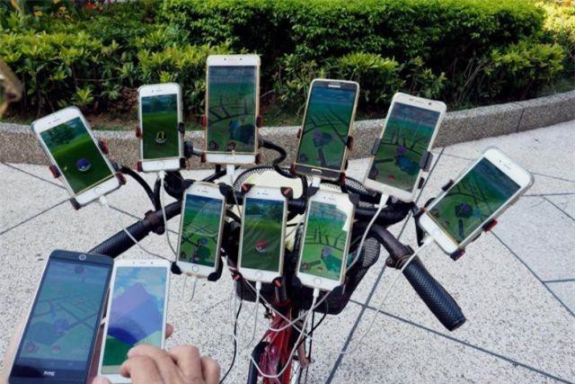 SỐC: Cụ ông 70 tuổi gắn 11 smartphone vào xe đạp để săn Pokemon