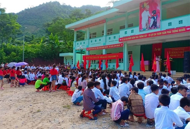 Học sinh ở xã Tam Chung, Mường Lát dự khải giảng năm học mới. (Ảnh: CAND)
