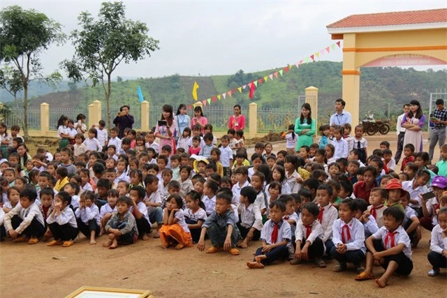 Hình ảnh các em học sinh ngồi bệt háo hức trong lễ khai giảng lần đầu trong đời đối với phần lớn các em. (Ảnh: Dân trí)
