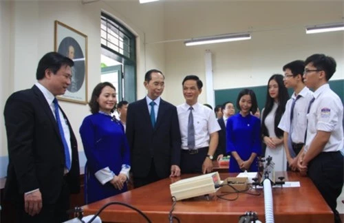 Chủ tịch nước thăm cơ sở vật chất trường THPT Chu Văn An.