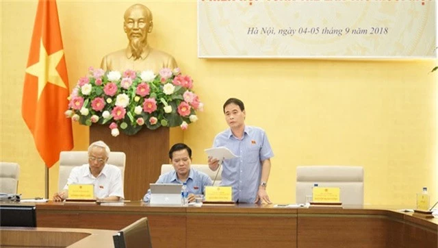 Phó Chủ nhiệm UB Tư pháp Nguyễn Mạnh Cường trình bày báo cáo của nhóm nghiên cứu về báo cáo công tác phòng chống tham nhũng năm 2018