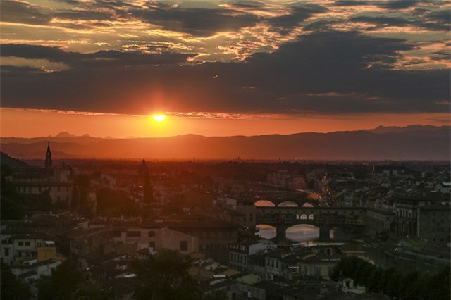 Đến Florence, đừng bỏ qua cơ hội ngắm hoàng hôn rực rỡ sắc màu